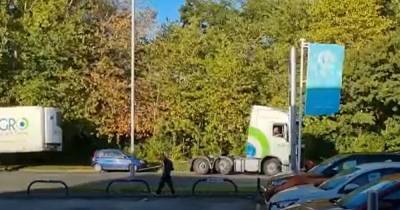 Man goes 'ballistic' and screams as truck driver drags his car across the road - www.manchestereveningnews.co.uk