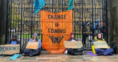 Extinction Rebellion student activists lock themselves to Glasgow University gate ahead of COP26 - www.dailyrecord.co.uk