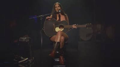 Kacey Musgraves - Kacey Musgraves Bares All In Powerful 'Justified' Performance on 'Saturday Night Live' - etonline.com