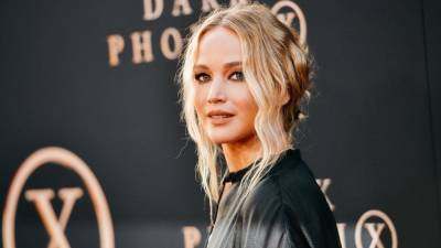 Jennifer Lawrence Shows Off Growing Baby Bump in Black Crop Top During Stroll in NYC: Pic! - www.etonline.com - New York - Manhattan - city Downtown