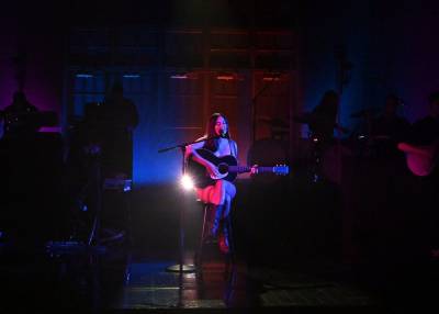 Kacey Musgraves - Robin Wright - Kacey Musgraves Channels Robin Wright In ‘Forrest Gump’ For Epic Performance Of ‘Justified’ On ‘SNL’ - etcanada.com - county Wright - county Forrest