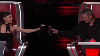 'The Voice': Ariana Grande and Blake Shelton Tease Kelly Clarkson With a Drinking Game - www.etonline.com