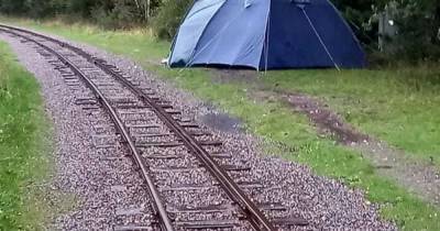 'Mad' camping pitch spotted just yards from railway track in Snowdonia - www.manchestereveningnews.co.uk