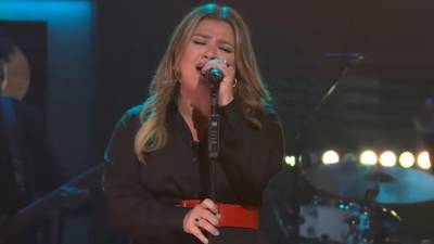 Kelly Clarkson Changes a Billie Eilish Lyric: Why Fans Think It's a Message to Her Ex Brandon Blackstock - www.etonline.com