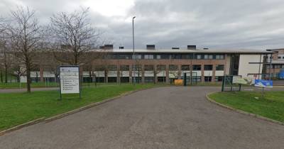 Police rush to Falkirk school after pupil alleged to have knife - www.dailyrecord.co.uk
