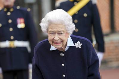 Queen Elizabeth Sports Special Maple Leaf Brooch For Visit With Canadian Troops - etcanada.com