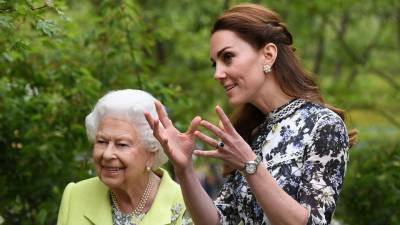 Here’s How Queen Elizabeth Really Feels About Duchess Kate Taking Her Place One Day - stylecaster.com