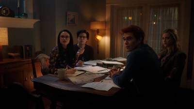 ‘Riverdale’ Season Finale: Family Ties Threaten New Beginnings, Showrunner Talks [SPOILER]’s Explosive Exit - deadline.com