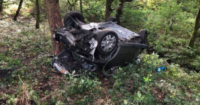 Two injured after car smashes into tree and flips onto its roof - www.manchestereveningnews.co.uk