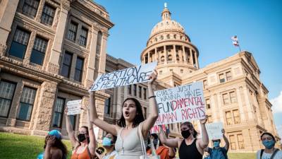 A Federal Judge Has Paused the Texas Law That Bans Most Abortions - www.glamour.com - Texas