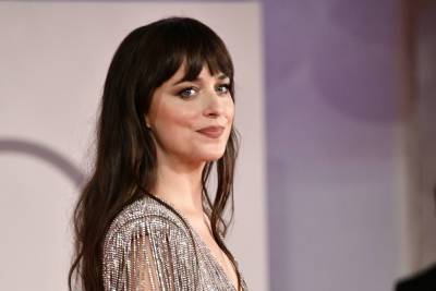 Dakota Johnson Is Neighbours With Jimmy Kimmel: ‘They Have A Lot Of Parties And They Don’t Invite Me’ - etcanada.com