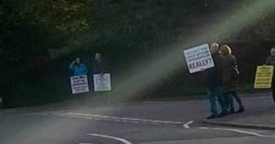 Anti-vax protesters target kids on way to high school - www.manchestereveningnews.co.uk