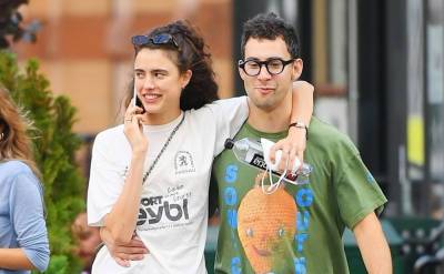 Jack Antonoff - Margaret Qualley - 'Maid' Actress Margaret Qualley Packs on PDA with Boyfriend Jack Antonoff in Cute New Photos - justjared.com - New York