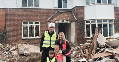 Billie Faiers and Greg Shepherd give glimpse of roof with 30,000 tiles on £1.4m home - www.ok.co.uk