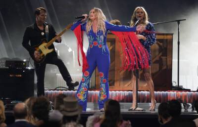Miranda Lambert Opens CMA Awards With Rip-Roaring Medley Of Hard-Driving Hits - etcanada.com - Nashville