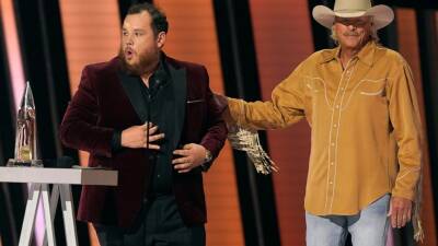Chris Stapleton takes 6 at CMA Awards, Combs wins top prize - abcnews.go.com - Tennessee