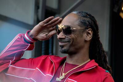 Snoop Dogg Will Sell His Super Bowl Outfit Online - etcanada.com