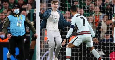 Cristiano Ronaldo shows his class when targeted by pitch invaders during Portugal draw in Ireland - www.manchestereveningnews.co.uk - Manchester - Ireland - Portugal - Qatar - Serbia
