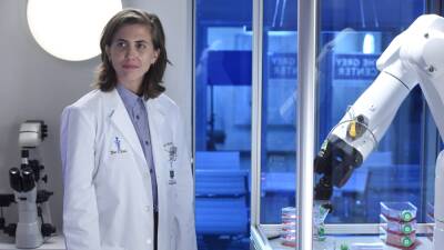 E.R. Fightmaster Talks Working With Caterina Scorsone In ‘Grey’s Anatomy’s “Extremely Flirty World”; Depicting Queer Romance Sans Explanation – Q&A - deadline.com