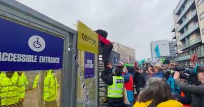 COP26 protesters try to climb perimeter fence as Glasgow climate conference nears conclusion - www.dailyrecord.co.uk