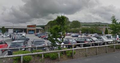 Woman in her 50s threatened with hammer in Tesco car park by gang of men - www.manchestereveningnews.co.uk - county Oldham - city Greenfield