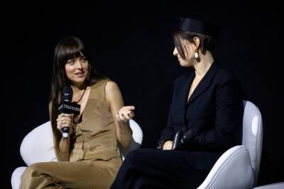‘The Lost Daughter’ Maggie Gyllenhaal, Dakota Johnson & Peter Sarsgaard On Creating A Set “Where There Is Actual Love And Respect” – Contenders L.A. - deadline.com - Los Angeles