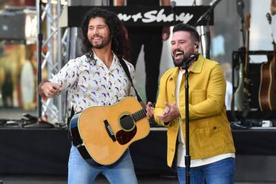 Dan + Shay Bring Young Boy On Stage Who ‘Crushed’ Performance Of ‘ISPGTB’ - etcanada.com