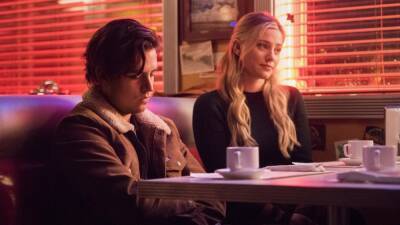 ‘Riverdale’ Showrunner Has No Plans for Bughead Reunion in Season 6: ‘We’re Pretty Invested in Jughead and Tabitha’ - thewrap.com