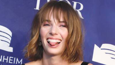 Maya Hawke, 23, Looks Just Like Mom Uma Thurman As She Laughs It Up On The Red Carpet - hollywoodlife.com