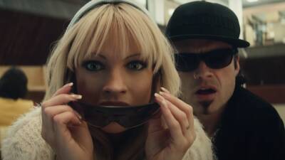 Pamela Anderson - Seth Rogen - Tommy Lee - Taylor Schilling - Craig Gillespie - Lily James Is Truly Unrecognizable as Pamela Anderson in First Pam & Tommy Trailer - glamour.com - county Anderson