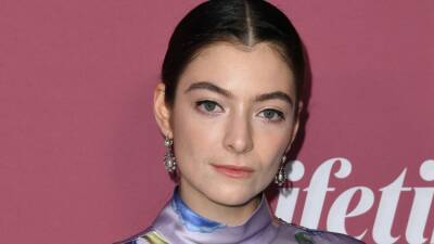 Lorde Wore Her Hair Around Her Neck Like a Scarf - www.glamour.com
