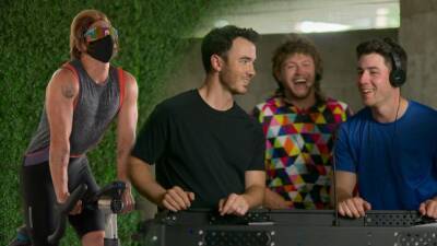 Watch Joe Jonas and Niall Horan Go Undercover and Roast Each Other in Cycling Class (Exclusive) - www.etonline.com - Australia