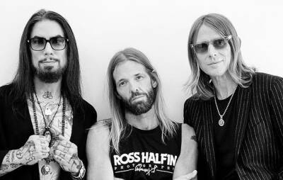 Taylor Hawkins - Foo Fighters - Dave Navarro - Chris Chaney - Taylor Hawkins and Dave Navarro supergroup NHC share ‘Devil That You Know’ video - nme.com