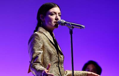 Lorde performs while peeling fruit at the Guggenheim International Gala - www.nme.com - New York