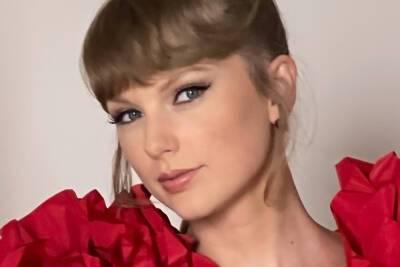 Taylor Swift Debuts Newly Rerecorded ‘Old Timey Version’ Of ‘Christmas Tree Farm’ - etcanada.com - Taylor