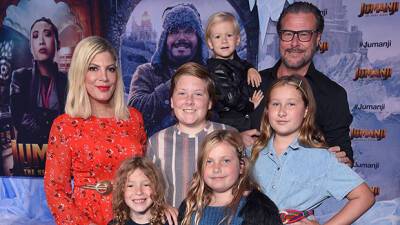 Tori Spelling All 5 Kids Pose For Christmas Card Without Husband Dean McDermott - hollywoodlife.com