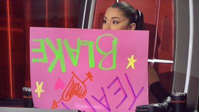 'The Voice': Ariana Grande and John Legend Poke Fun at Blake Shelton's Homemade Fan Sign - www.etonline.com