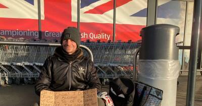 Homeless man's honest sign leads to offer of place to stay in time for Christmas - www.dailyrecord.co.uk