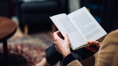 A TV Fan's Guide for Books to Read This Winter: 'Outlander,' 'Bridgerton' & More - www.etonline.com