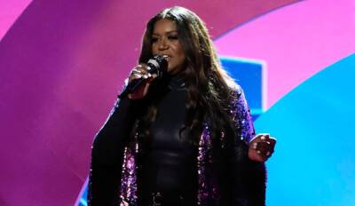 Wendy Moten Suffers Fall During 'The Voice' Live Show, Update Provided on Her Condition - www.justjared.com