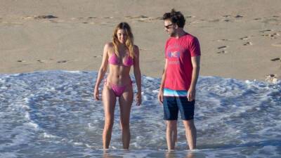 Jason Sudeikis spotted out with model Keeley Hazell during beach trip - www.foxnews.com