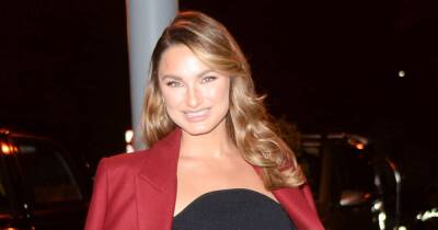 Pregnant Sam Faiers flatters her growing bump in form-fitting black dress - www.ok.co.uk