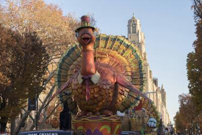 Macy’s Thanksgiving Parade: Big Bird, The Smurfs and Superman Takes Flight! Check Out These 13 Retro Photos - variety.com