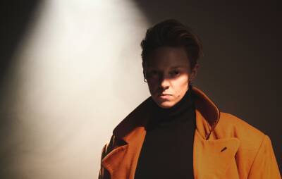 La Roux smashes microwave in new video for ‘Damaged Goods’ cover - www.nme.com
