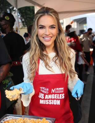 Chrishell Stause And Jason Oppenheim Spend Thanksgiving Volunteering With Food Charity - etcanada.com - Los Angeles