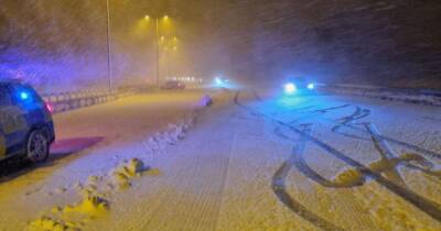 Storm Arwen - Storm Arwen hits Greater Manchester with 120 HGVs trapped in snow on M62 - and almost 70,000 properties without power as trees brought down - manchestereveningnews.co.uk - Manchester