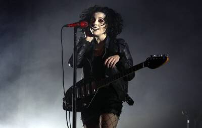 Watch Pale Waves’ ‘Fall To Pieces’ live performance video shot at London’s The Pool - www.nme.com - London - Manchester