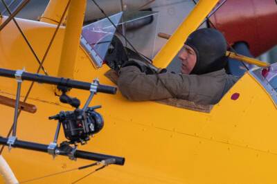 Tom Cruise Hangs Upside Down From The Wing Of A Vintage Biplane For Insane ‘Mission: Impossible’ Stunt - etcanada.com