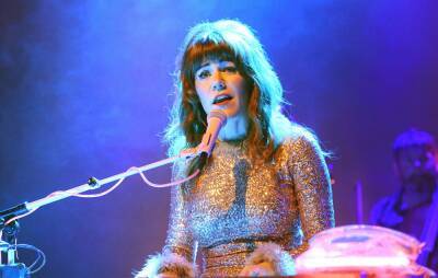 Watch Jenny Lewis play new single ‘Puppy And A Truck’ on ‘Fallon’ - www.nme.com