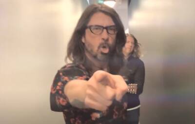 Dave Grohl delivers a metal-inspired cover of Lisa Loeb’s ‘Stay (I Missed You)’ - www.nme.com